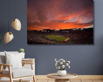 Foto del atardecer en el estadio Rose Bowl: partido Oregón vs. Wisconsin 2020 con un cielo espectacular y montañas de fondo. Arte mural icónico de fútbol americano universitario.