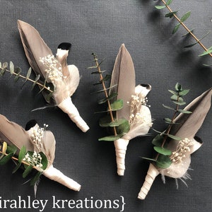 Eucalyptus Wedding Boutonniere Gray Duck Feather Lapel Pin Rustic Green Boutonniere Groom Groomsmen Fall Keepsake Ivory Babys Breath imagem 1