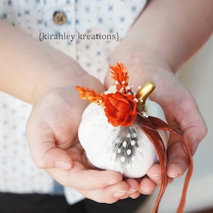 Citrouille blanche à porteur d'anneau Coussin de cérémonie de mariage d'automne Porte-bijoux pour marié Fleurs séchées orange Boîte à bagues rose rustique image 1