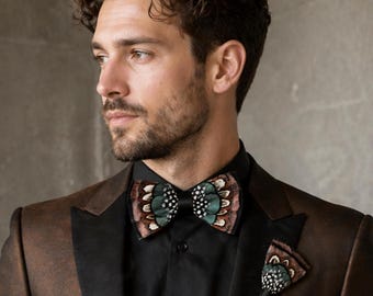 Pajarita rústica de plumas / Pavo, faisán, guinea / Plumas de color bronce y verde esmeralda / Traje de boda para novio cazador / Corbata de cuero con ojal