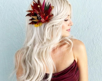 Adorno para el cabello de plumas de otoño / Pinza para el cabello con flores en tonos baya, naranja y dorado / Peineta de boda estilo boho / Ramillete de muñeca para graduación