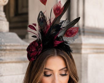 Donkere en stemmige pauwenhoofdtooi | Zwarte struisveren fascinator | Bordeauxrode rozenhoofdband | Gotische bruidskroon | Kentucky Derby-hoed