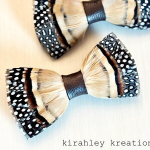 Pajarita rústica de plumas / Faisán, perdiz y pavo / Plumas color bronce crema / Cazador, novio, boda / Corbata de cuero para hombre / Pin de solapa