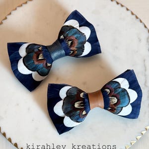 Pajarita azul marino con plumas de faisán / Pajarita de cuero para el novio / Corbata azul Lady Amherst / Boutonniere marrón para padrinos / Pin de solapa para baile de graduación