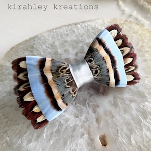 Pajarita rústica de plumas / Plumas de pavo, perdiz y faisán / Marrón bronce, azul polvoriento / Traje de boda para novio cazador / Corbata de cuero para hombre