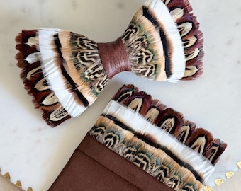 Pajarita rústica de plumas / Faisán, perdiz y pavo / Plumas color crema bronce / Atuendo de boda para novio cazador / Corbata de cuero para hombre