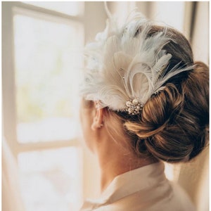 Pinza para el pelo con plumas de pavo real color marfil / Tocado de novia estilo Gran Gatsby / Peineta de novia blanca / Ramillete de muñeca color champán para graduación / Peineta de boda estilo bohemio