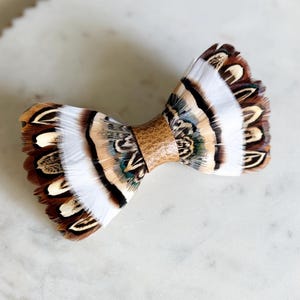 Pajarita rústica de plumas / Traje de boda para novio cazador / Pavo, faisán, guinea, pato / Bronce, verde esmeralda, azul / Corbata de cuero para hombre