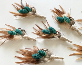 boutonnière de mariage rustique | Épinglette orange brûlé et bleu sarcelle | plume d'automne, fleur de chardon séchée, toile de jute | Boutonnière bohème Country Groom