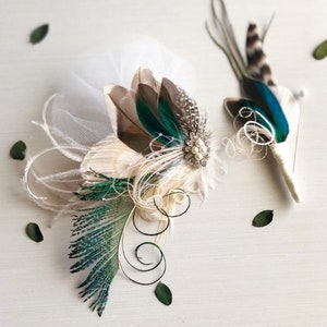 Può includere: Due fermagli per capelli in piume con una base in tulle bianco. Un fermaglio presenta una grande piuma di pavone con un abbellimento di perla e strass. L'altro fermaglio presenta una piuma di pavone più piccola con un accento di piuma marrone e bianca.