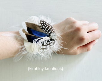 Ramillete de muñeca de pato Mallard / Muñequera de baile de plumas azul marino / Pulsera de boda de novia / Brazalete de dama de honor azul real / Perlas de diamantes de imitación de Guinea