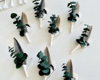 Eucalyptus bruiloft corsages | Grijze eendenveren reversspeld | Rustieke groene corsages | Bruidegom Groomsmen herfst aandenken | Ivoor baby's adem