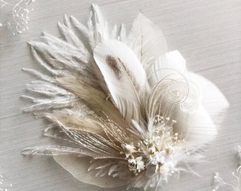 Postiche en plumes et fleurs séchées blanc ivoire | Peigne de mariée | à cheveux en forme de feuille squelette | Souffle de bébé, épée et herle de paon, autruche