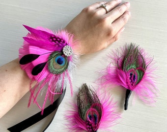 Heet roze & zwarte pauwcorsage | Bruiloft veren haarclip | Bruid Fuchsia Fascinator | Bruidegom corsages | Geweldig Gatsby Prom-zendspoel
