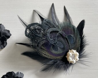 Clip de pelo de plumas de pavo real negro / Fascinador de boda oscuro / Gran postizo de vacaciones Gatsby / Corsage de pedrería / Tocado de Halloween gótico