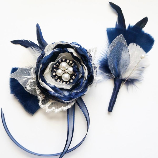 Corsage de poignet bleu marine | Boutonnière plume | Fleur de mariage perle ivoire + dentelle | Barrette à cheveux Great Gatsby | Épingle de bal de promo feuille squelette