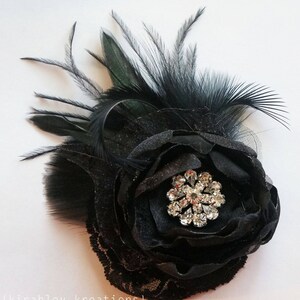 Fascinador de plumas y flores negras / Clip de pelo de boda gótico / Tocado de Halloween / Peinado de novia de pedrería / Corsage de fiesta de avestruz negro imagen 2