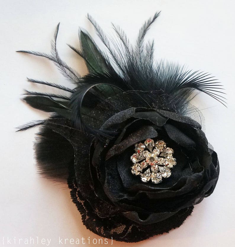 Fascinador de plumas y flores negras / Clip de pelo de boda gótico / Tocado de Halloween / Peinado de novia de pedrería / Corsage de fiesta de avestruz negro imagen 2