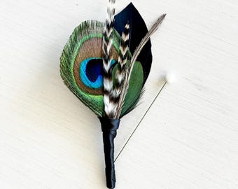 Boutonnière con piuma di pavone / Spilla da bavero per lo sposo / Boutonnière Grande Gatsby / Corsage verde smeraldo per il ballo di fine anno / Gallo nero barrato, emù