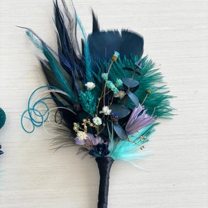 Pluma de pavo real negro clip de pelo de flores secas / azul marino, verde oscuro, postizo púrpura / corsage de boda tono joya / boutonniere de novio Boutonniere