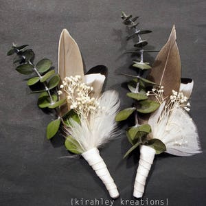 Eucalyptus Wedding Boutonniere Gray Duck Feather Lapel Pin Rustic Green Boutonniere Groom Groomsmen Fall Keepsake Ivory Babys Breath imagem 7