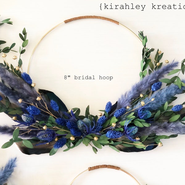 Mallard & Navy Dried Flower Bride Hoop / Ramo de dama de honor / Vegetación de eucalipto, cardo azul, hierba de pampa / Boutonniere de oro metálico