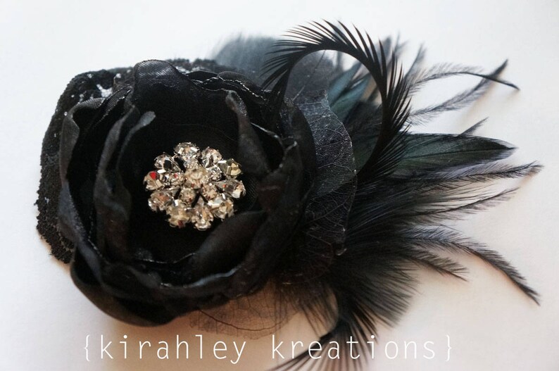 Fascinador de plumas y flores negras / Clip de pelo de boda gótico / Tocado de Halloween / Peinado de novia de pedrería / Corsage de fiesta de avestruz negro imagen 4