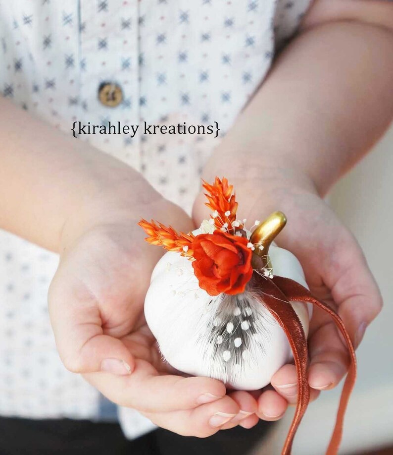 Citrouille blanche à porteur d'anneau Coussin de cérémonie de mariage d'automne Porte-bijoux pour marié Fleurs séchées orange Boîte à bagues rose rustique image 1