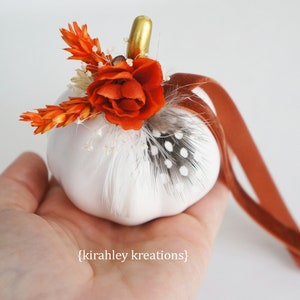 Citrouille blanche à porteur d'anneau Coussin de cérémonie de mariage d'automne Porte-bijoux pour marié Fleurs séchées orange Boîte à bagues rose rustique image 4