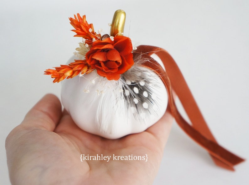 Citrouille blanche à porteur d'anneau Coussin de cérémonie de mariage d'automne Porte-bijoux pour marié Fleurs séchées orange Boîte à bagues rose rustique image 4