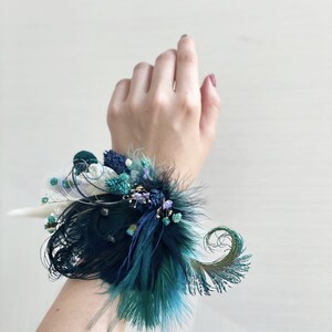 Pluma de pavo real negro clip de pelo de flores secas / azul marino, verde oscuro, postizo púrpura / corsage de boda tono joya / boutonniere de novio Wrist Corsage