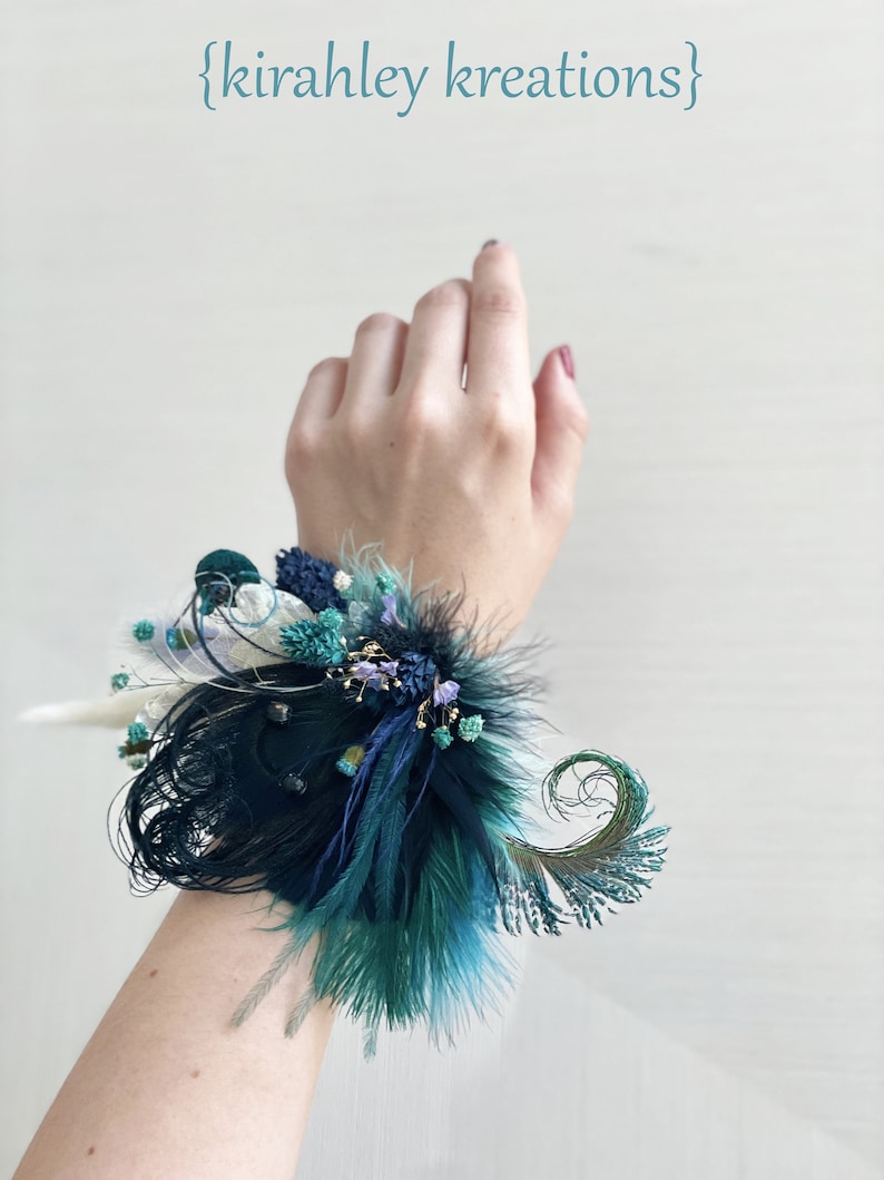 Pluma de pavo real negro clip de pelo de flores secas / azul marino, verde oscuro, postizo púrpura / corsage de boda tono joya / boutonniere de novio Wrist Corsage