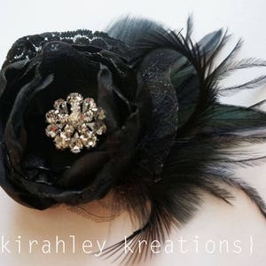 Fascinador de plumas y flores negras / Clip de pelo de boda gótico / Tocado de Halloween / Peinado de novia de pedrería / Corsage de fiesta de avestruz negro imagen 3
