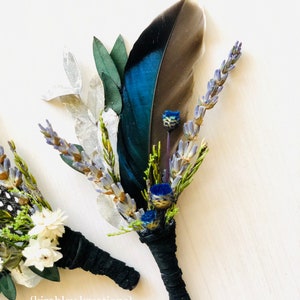 Boutonnière de marié de mariage rustique Plume de Guinée colvert, lavande, feuille d'eucalyptus, cuir suédé noir Broche de corsage de poignet de fleur image 3