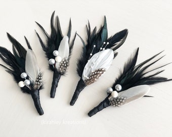 Boutonnière en plumes de canard argenté noir | Épinglette de mariage de marié rustique | Guinée Gris Blanc | Feuillage de baies de baies de toile de jute | Garçons d'honneur ELVIS