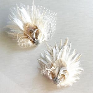 Pinza para el pelo con plumas de pavo real color marfil / Tocado de novia estilo Gran Gatsby / Postizo de novia blanco / Ramillete de muñeca color champán para graduación / Peineta de boda estilo bohemio imagen 2