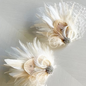 Pinza para el pelo con plumas de pavo real color marfil / Tocado de novia estilo Gran Gatsby / Postizo de novia blanco / Ramillete de muñeca color champán para graduación / Peineta de boda estilo bohemio imagen 6