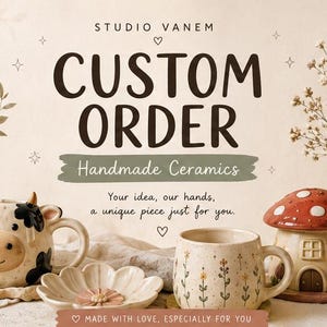 以下が含まれることがあります： Studio Vanemのカスタムオーダー広告。牛の形をしたマグカップ、花の形をした皿、花柄の斑点のあるマグカップ、キノコの形をした家など、手作りの陶器が並んでおり、Custom Orderというテキストが記載されています。