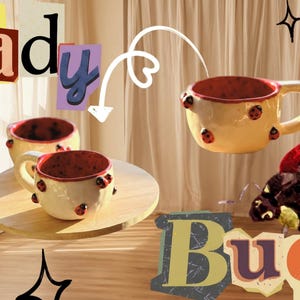 Peut inclure: Deux tasses en céramique de couleur crème avec un intérieur rouge et de petites décorations en forme de coccinelle à l'extérieur. Le texte "Lady" et "Bug" apparaît en lettres colorées style découpage, avec une flèche blanche et des étoiles.