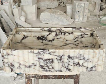 Lavandino in marmo Calacatta Viola intagliato a mano su misura: un lussuoso lavabo da appoggio ideale per i mobili del bagno