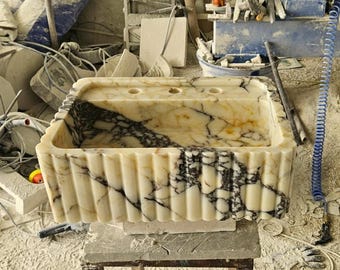 Lavandino in marmo Calacatta Viola intagliato a mano su misura: un lussuoso lavabo da appoggio ideale per i mobili del bagno