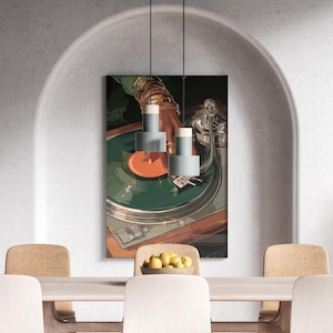 Puede incluir: Obra de arte enmarcada que representa un tocadiscos vintage con un disco de vinilo verde. La obra de arte est&aacute; colgada sobre una mesa de comedor de madera con sillas. La habitaci&oacute;n est&aacute; decorada en tonos neutros.