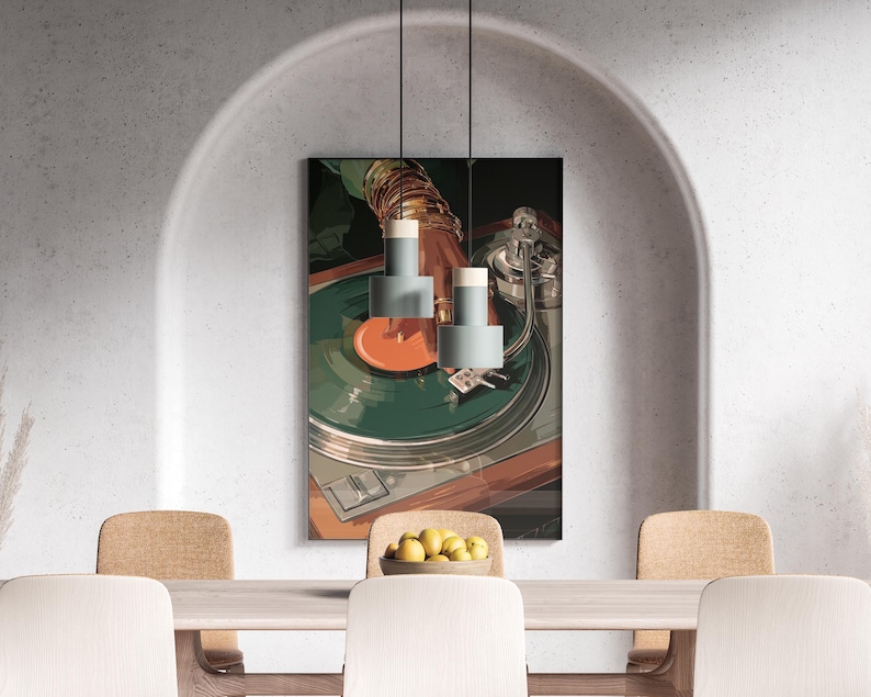 Puede incluir: Obra de arte enmarcada que representa un tocadiscos vintage con un disco de vinilo verde. La obra de arte est&aacute; colgada sobre una mesa de comedor de madera con sillas. La habitaci&oacute;n est&aacute; decorada en tonos neutros.