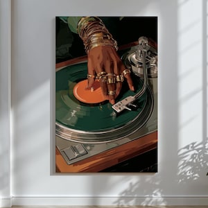 Puede incluir: Un tocadiscos con un disco de vinilo verde y una etiqueta naranja. Una mano adornada con anillos y pulseras doradas est&aacute; colocada sobre el disco. La obra de arte tiene una est&eacute;tica vintage y un fondo neutro.