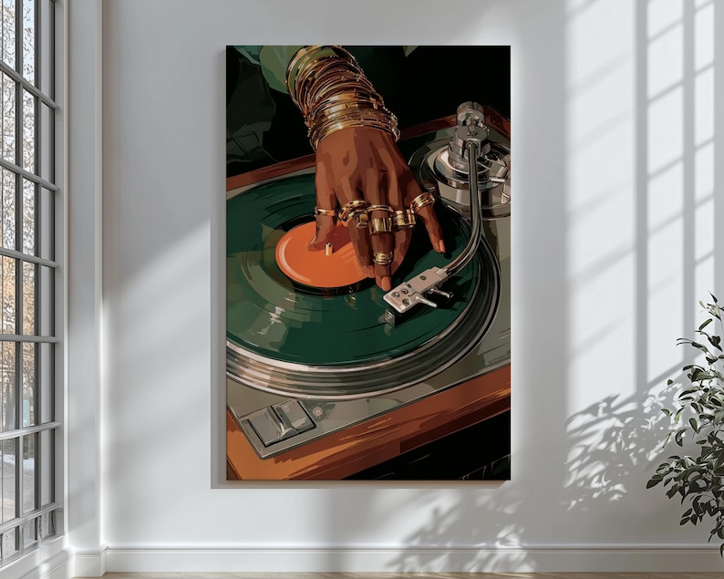Puede incluir: Un tocadiscos con un disco de vinilo verde y una etiqueta naranja. Una mano adornada con anillos y pulseras doradas est&aacute; colocada sobre el disco. La obra de arte tiene una est&eacute;tica vintage y un fondo neutro.