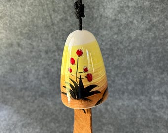 Sino de vento vintage de cerâmica do sudoeste americano com cena desértica pintada.