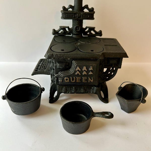 Stufa in ghisa vintage in miniatura Queen, campione del venditore, con 3 utensili