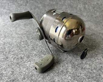 Carrete de pesca Shakespeare Synergy Steel Spincast Systeel 2000, capacidad de línea 75 yardas/10 libras - Nuevo