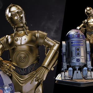 以下が含まれることがあります： 金色のC-3POフィギュアが、青と白のR2-D2モデルに寄りかかっています。別のC-3POフィギュアがR2-D2の後ろに立っています。スターウォーズのロゴが右下にあります。背景は暗いです。