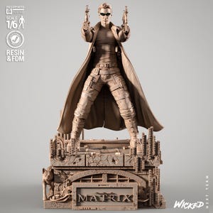 Peut inclure: Statue en résine détaillée d'un personnage de Matrix, tenant deux armes à feu. La figurine porte un long manteau et des lunettes de soleil, debout sur une base détaillée avec le mot "MATRIX" affiché. La statue est à l'échelle 1/6.